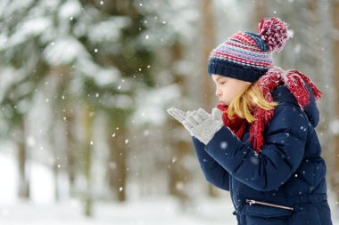 Sevimli küçük kız güzel kış Park eğlenmek