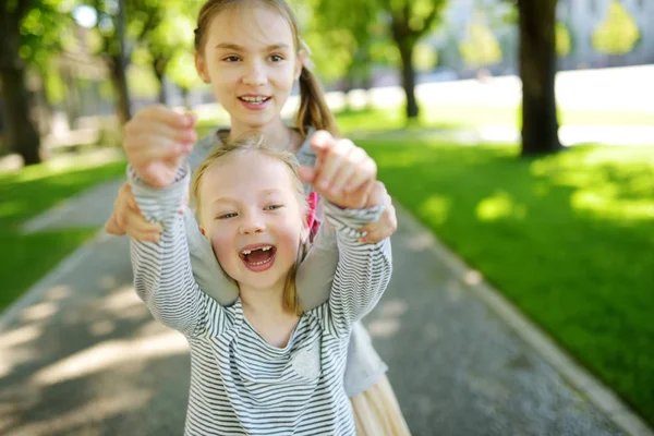 Twee Schattige Zussen Lachen Knuffelen Warme Zonnige Zomerdag Het Park — Stockfoto