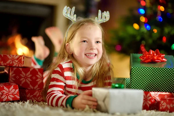 Щаслива Дівчинка Різдвяній Піжамі Грає Біля Каміна Затишній Темній Вітальні — стокове фото