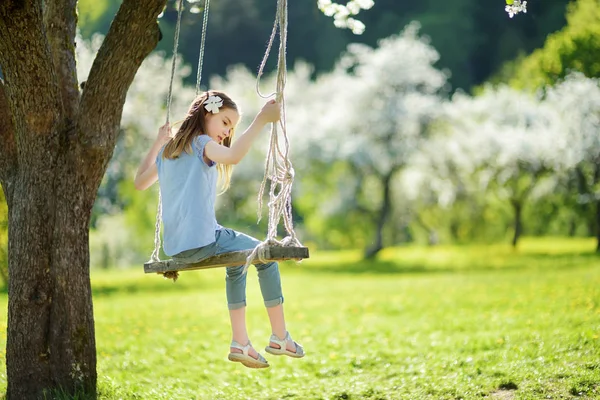 Menina Bonito Divertindo Balanço Flor Velho Macieira Árvores Jardim — Fotografia de Stock