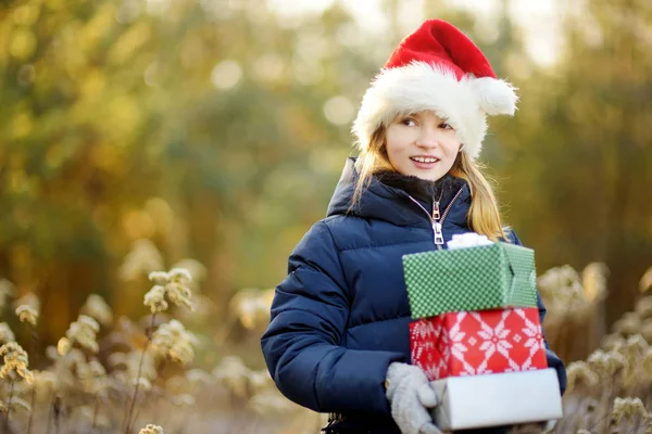 Adorable Niña Sosteniendo Montón Regalos Navidad Hermoso Día Invierno Soleado —  Fotos de Stock