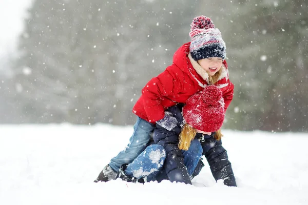 Duas Meninas Divertindo Juntas Belo Parque Inverno — Fotografia de Stock