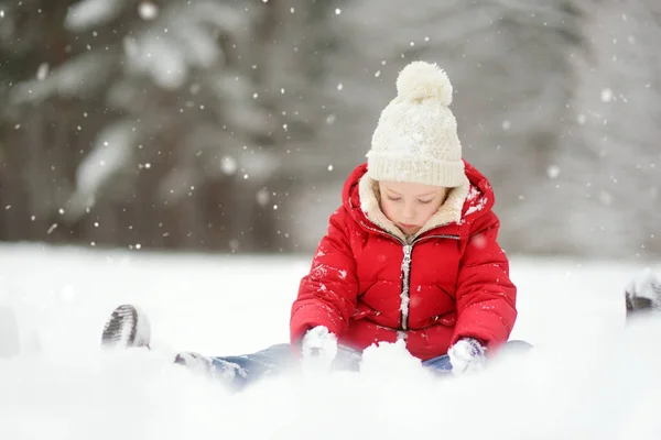 可爱的小女孩在美丽的冬季公园的乐趣 — 图库照片