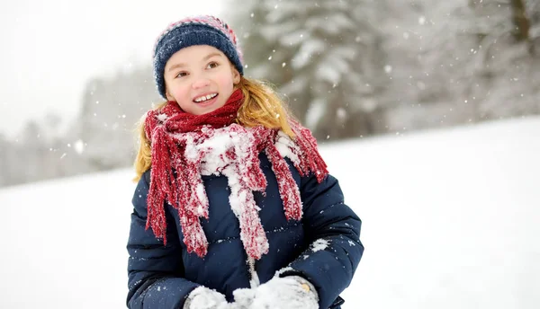 Entzückendes Kleines Mädchen Hat Spaß Wunderschönen Winterpark — Stockfoto