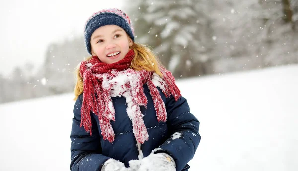 Adorável Menina Divertindo Belo Parque Inverno — Fotografia de Stock