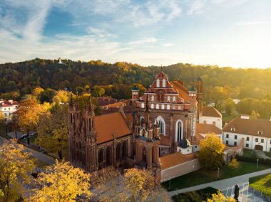 St Annes Kilisesi ve komşu Bernardine Kilisesi havadan görünümü