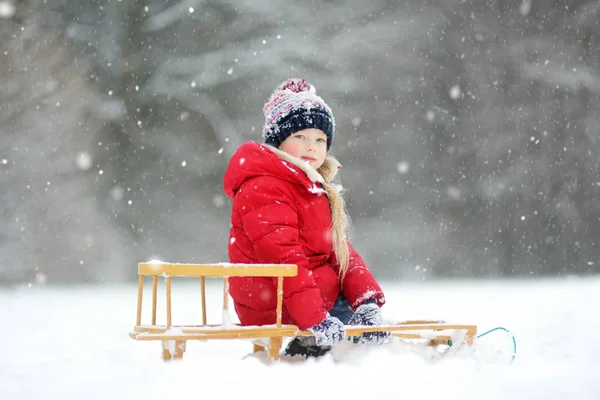 Rolig Liten Flicka Kul Med Släde Vacker Vinter Park — Stockfoto