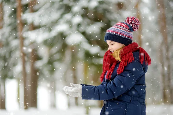 Adorable Niña Divirtiéndose Hermoso Parque Invierno — Foto de Stock