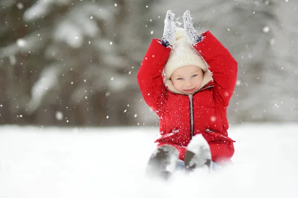 Αξιολάτρευτο Κοριτσάκι Διασκεδάζοντας Στο Όμορφο Χειμερινό Πάρκο — Φωτογραφία Αρχείου