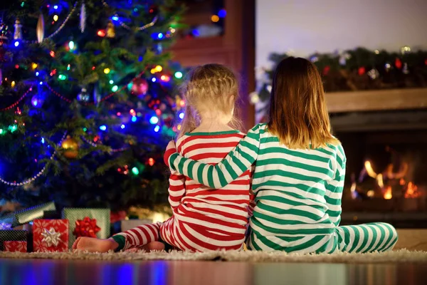 Şöminenin Yanında Rahat Karanlık Oturma Odasında Oynarken Noel Pijama Giymiş — Stok fotoğraf