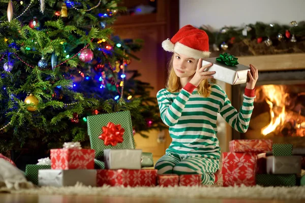 Niña Feliz Con Pijamas Navidad Jugando Junto Chimenea Acogedora Sala —  Fotos de Stock