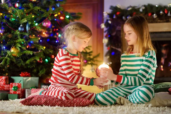 Happy Little Girls Wearing Christmas Pajamas Playing Fireplace Cozy Dark — Stock Photo, Image