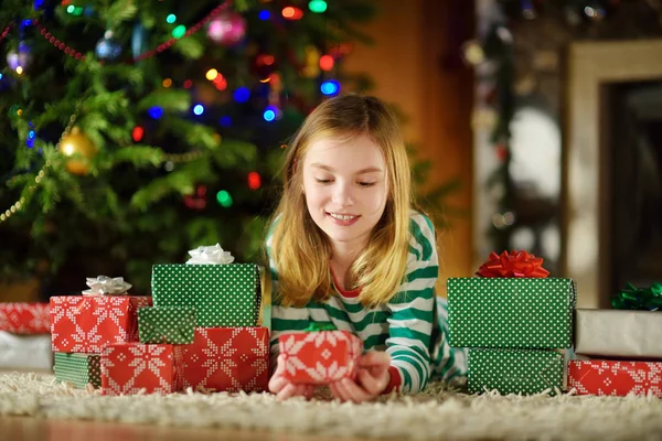 Joyeux Petite Fille Portant Pyjama Noël Jouant Par Cheminée Dans — Photo