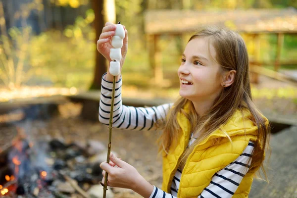 Cute Preteen Girl Roasting Marshmallows Stick Bonfire — Stock Photo, Image