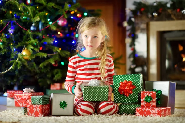 Szczęśliwa Dziewczynka Piżamie Boże Narodzenie Gra Przy Kominku Przytulnym Salonie — Zdjęcie stockowe