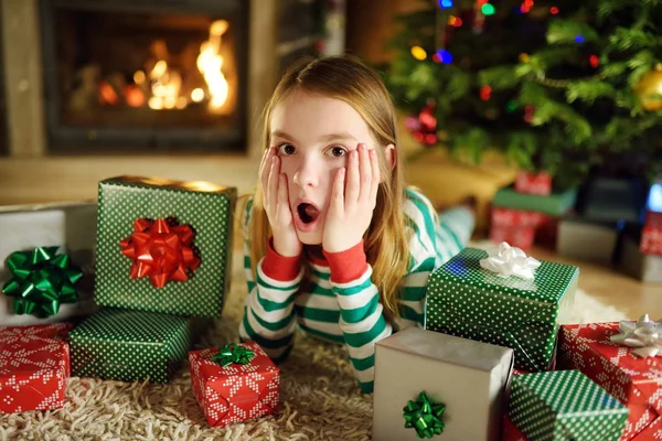 Ευτυχισμένη Κοριτσάκι Φορώντας Πιτζάμες Χριστουγέννων Παίζει Τζάκι Στο Άνετο Σαλόνι — Φωτογραφία Αρχείου