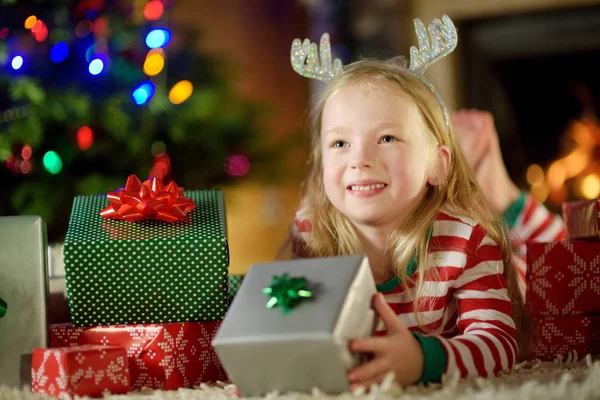 Ευτυχισμένη Κοριτσάκι Φορώντας Πιτζάμες Χριστουγέννων Παίζει Τζάκι Στο Άνετο Σαλόνι — Φωτογραφία Αρχείου