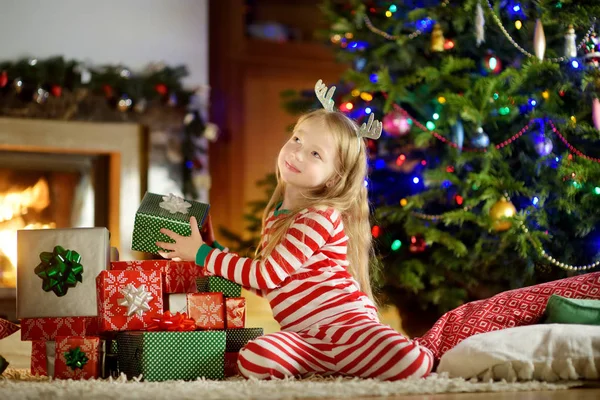 Niña Feliz Con Pijamas Navidad Jugando Junto Chimenea Acogedora Sala — Foto de Stock