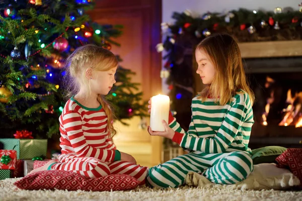 Niñas Felices Con Pijamas Navidad Jugando Junto Chimenea Acogedora Sala —  Fotos de Stock