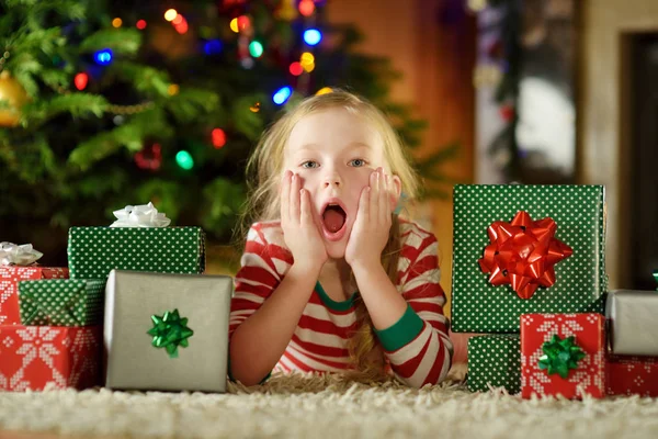 Joyeux Petite Fille Portant Pyjama Noël Jouant Par Cheminée Dans — Photo