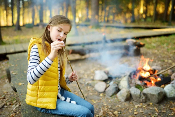 Süßes Mädchen Braten Marshmallows Stock Lagerfeuer Wald — Stockfoto