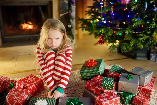 かわいい女の子は彼女のクリスマス プレゼントで不幸を感じて — ストック写真