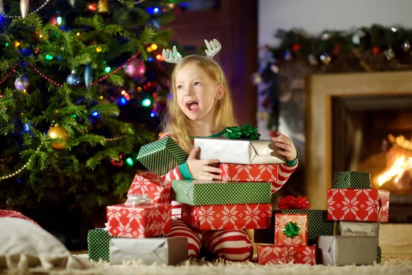 Menina Feliz Vestindo Pijama Natal Jogando Pela Lareira Acolhedora Sala — Fotografia de Stock