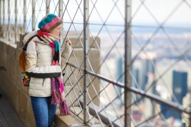 Genç kadın turist gözlem güverte New York'taki Empire State Binası