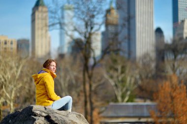 New York'taki Central Park'ta gezi genç kadın turist