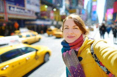 Selfie Times Square, Manhattan, New York şehir merkezinde çekici genç kadın