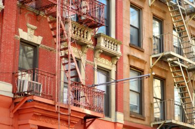 Manhattan'ın Little Italy mahallede acil merdiven ile apartman binaları