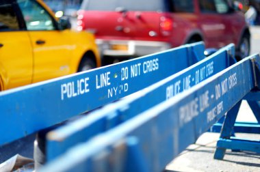 Ahşap çapraz değil polis hattı engelleri New York, ABD 