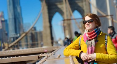 Brooklyn Köprüsü, New York City adlı gezi mutlu genç kadın turist