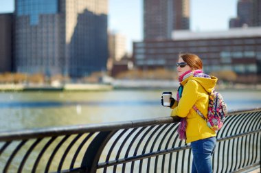 Şehir Manhattan, New York City kahve içme neşeli genç kadın