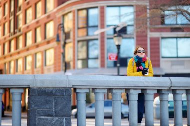 Şehir Manhattan, New York City kahve içme neşeli genç kadın