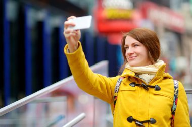 Mutlu genç kadın turist Times Square New York City, gezi