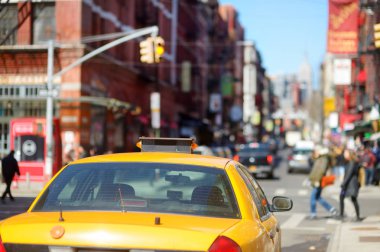 Sarı taksi taksi ve insanlar meşgul şehir Manhattan sokaklarında acele