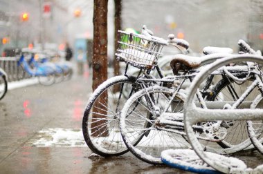 Eski New York'ta büyük kar yağışı sonra karla kaplı Bisiklet kürek  