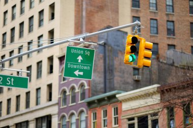 New York'ta trafik ışıkları ile arka plan üzerinde gökdelenler