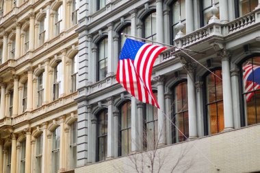 Amerika Birleşik Devletleri'nin New York City gökdelen üzerinde bayrağı