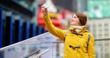 Mutlu genç kadın turist Times Square New York City, gezi
