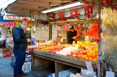 New York - 21 Mart 2015: müşteri Çince mağaza içinde Chinatown ilçe New York City meyve satın alma