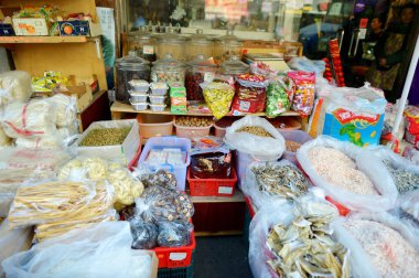 New York - 21 Mart 2015: Çince mağaza içinde Chinatown ilçe New York City