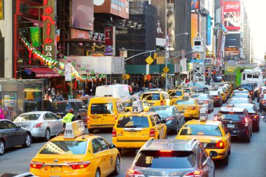 New York - 16 Mart 2015: Sarı taksi taksi ve insanlar meşgul şehir Manhattan sokaklarında acele