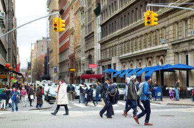 New York - 16 Mart 2015: İnsanlar geçiş street Downtown Manhattan