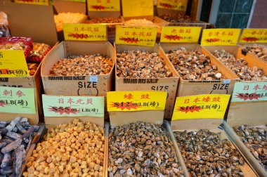 New York - 21 Mart 2015: Çince mağaza içinde Chinatown ilçe New York City, Asya dışında en eski Chinatowns biri satılan çeşitli ürünler.