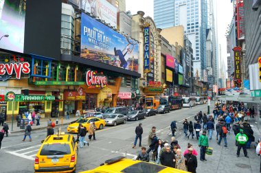 New York - 16 Mart 2015: Sarı taksi taksi ve insanlar meşgul şehir Manhattan sokaklarında acele