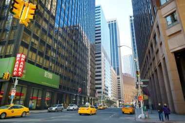 New York - 16 Mart 2015: Sarı taksi taksi ve insanlar meşgul şehir Manhattan sokaklarında acele