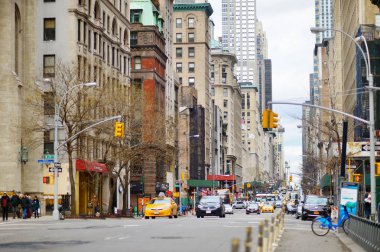 New York - 16 Mart 2015: Sarı taksi taksi ve insanlar meşgul şehir Manhattan sokaklarında acele