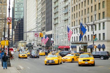 New York - 16 Mart 2015: Sarı taksi taksi ve insanlar meşgul şehir Manhattan sokaklarında acele